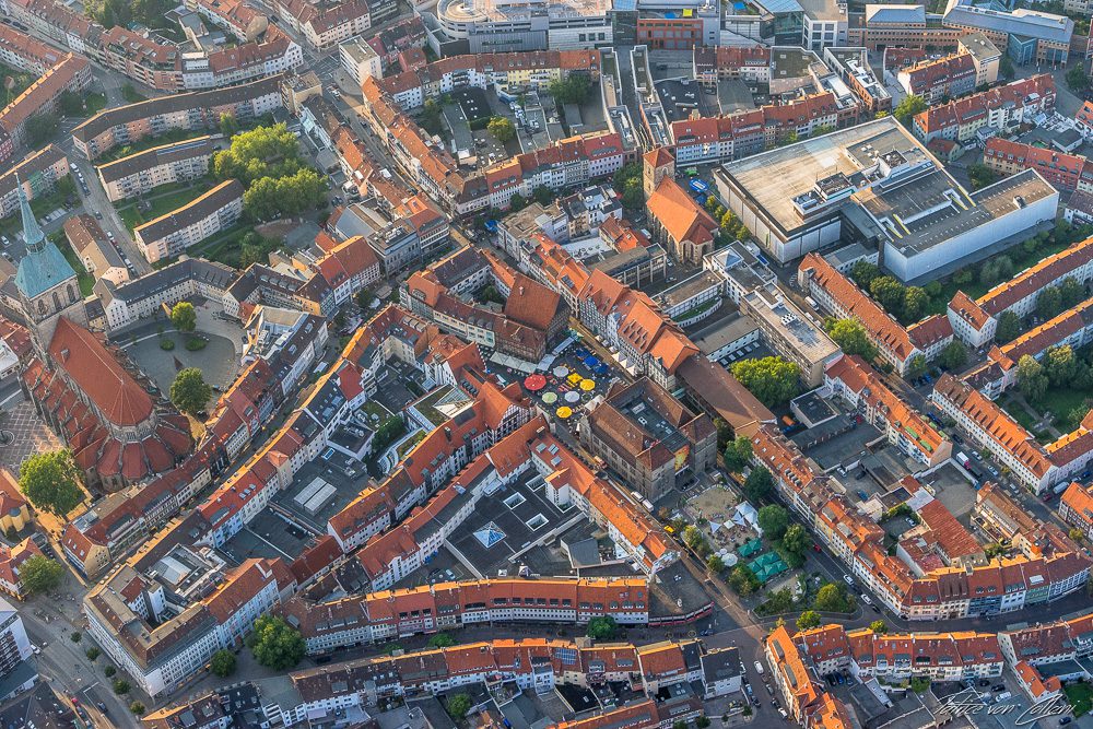 Luftbild Marktplatz mit Rathaus & links die St. Andreas Kirche Hildesheim